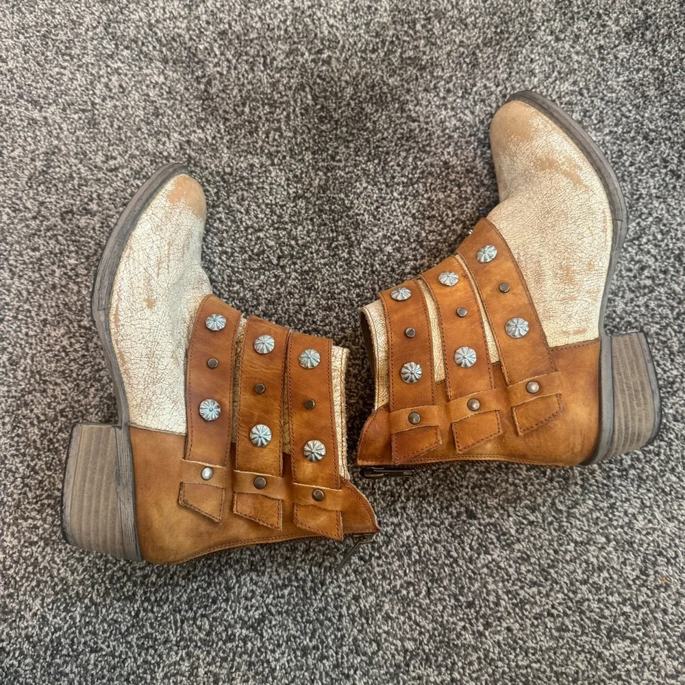 Women's Circle G Camel Harness & Studs Zipperr Ankle Boots Size 7